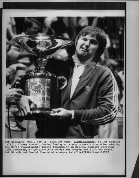 Con il trofeo Wct vinto a Dallas nel 1977 (Ap)
